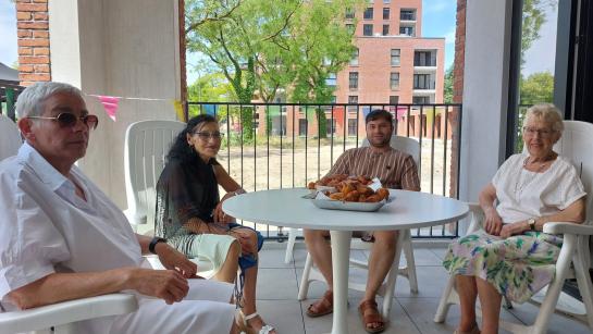 vlnr Chantal, Lissy, Hamed en Lili op het terras van het nieuwe buurthuis